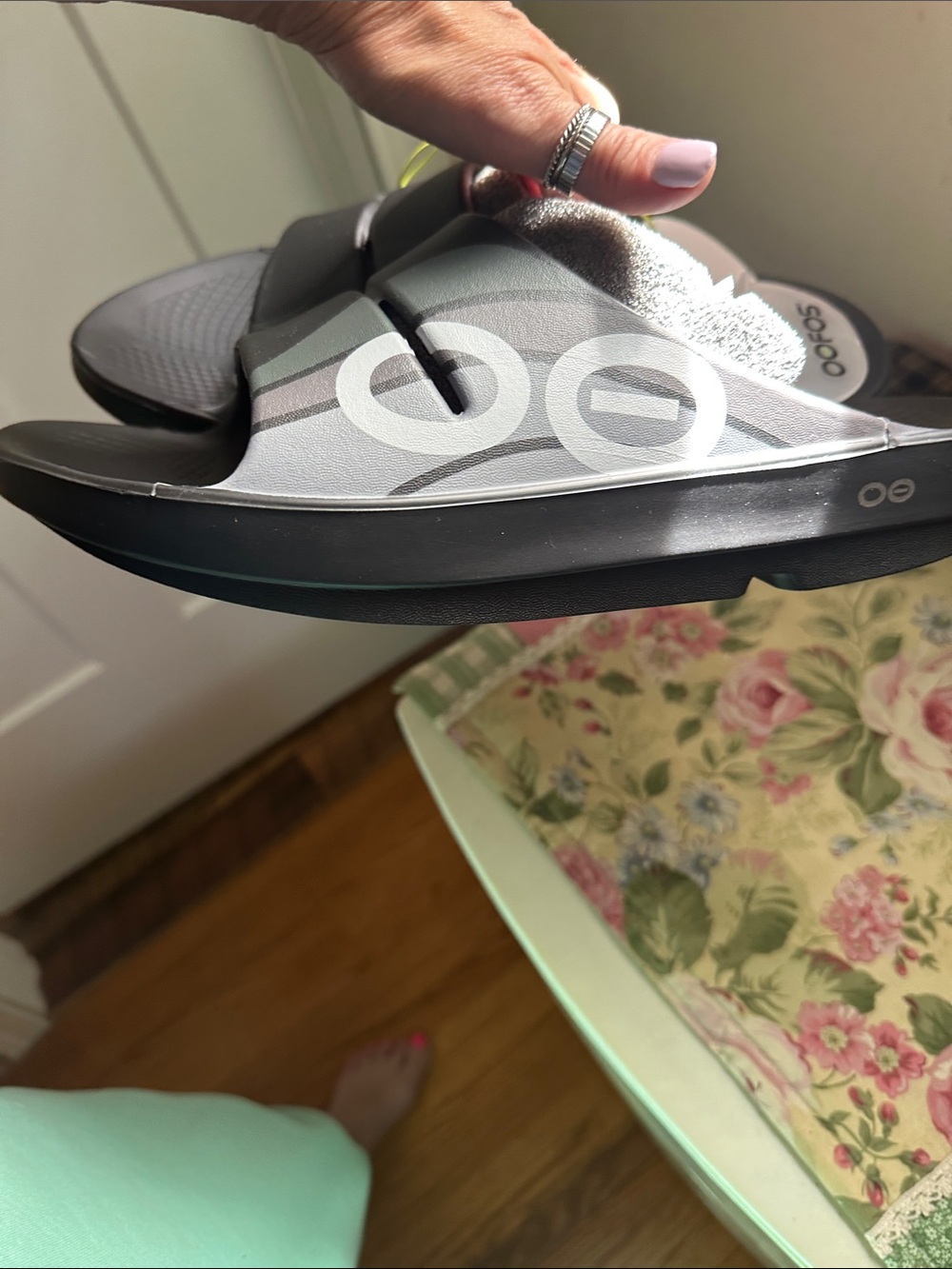 OOFOS Men's Black and grey Slide Sandals - Picture 2 of 5